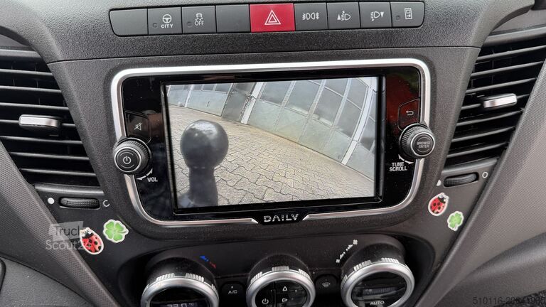 Járműszállító birkakabinnal Iveco 50C18H/P Fahrzeugtransporter