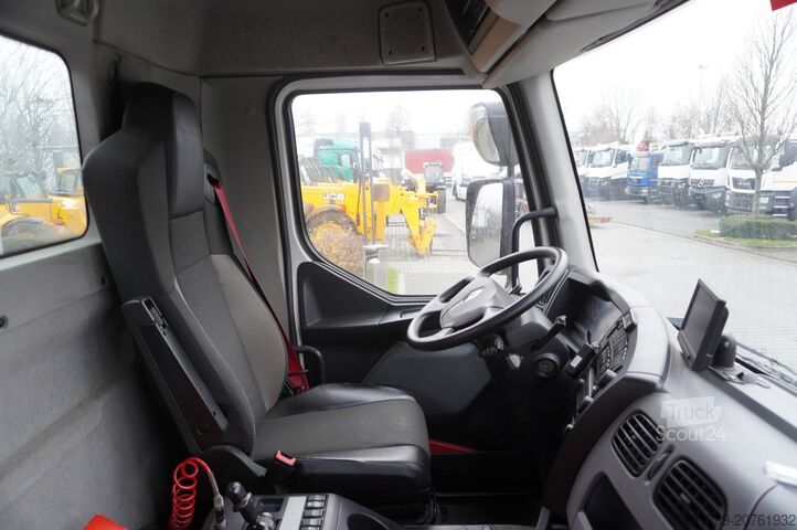 Flatbed truck with crane Renault C280 DTI 8 / FASSI crane 5.6T / 560 mth