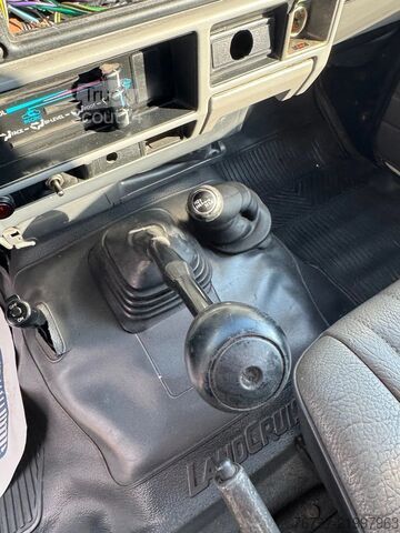 Pojazd do odzyskiwania danych Toyota LANDCRUISER **RECOVERY TRUCK-WINCH**