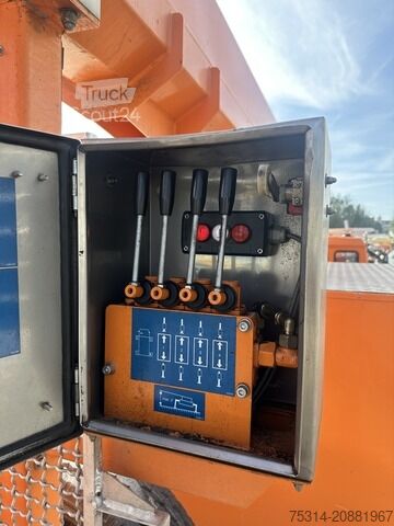 Uz kravas automobiļa uzstādīta darba platforma man LE 8.140 Hubarbeitsbühne WUMAG WT 220