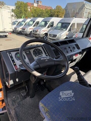 Uz kravas automobiļa uzstādīta darba platforma man MAN LE 8.140 Hubarbeitsbühne WUMAG WT 220