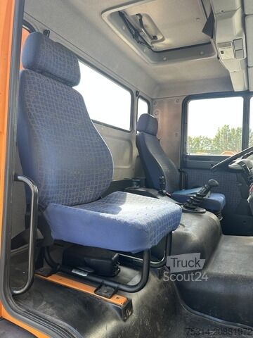 Uz kravas automobiļa uzstādīta darba platforma man MAN LE 8.140 Hubarbeitsbühne WUMAG WT 220