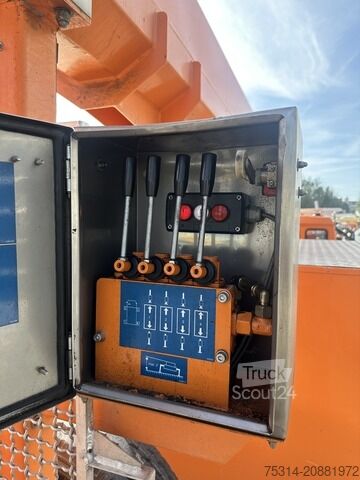 Uz kravas automobiļa uzstādīta darba platforma man MAN LE 8.140 Hubarbeitsbühne WUMAG WT 220