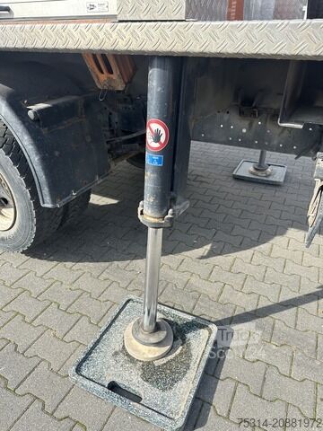 Uz kravas automobiļa uzstādīta darba platforma man MAN LE 8.140 Hubarbeitsbühne WUMAG WT 220