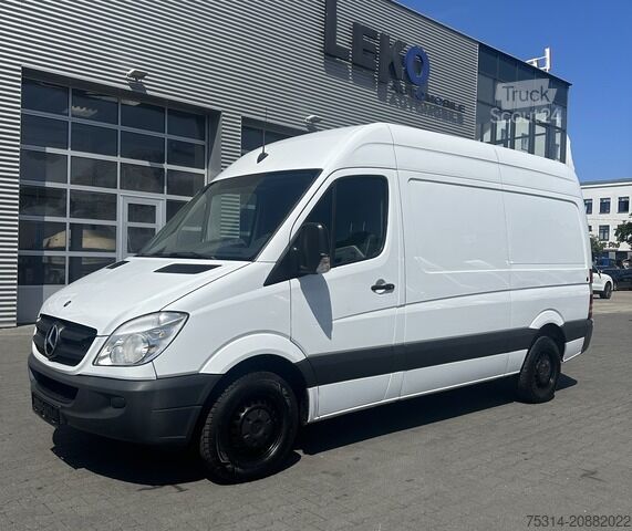 Slēgtais furgons mercedes-benz Sprinter 213 CDI AHK/ HU/ neu/ 3 sitze