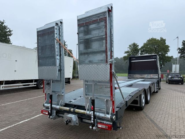 Grúa de remolque VOLVO Arbeitsbühnen Baumaschinentransporter mit Rampen