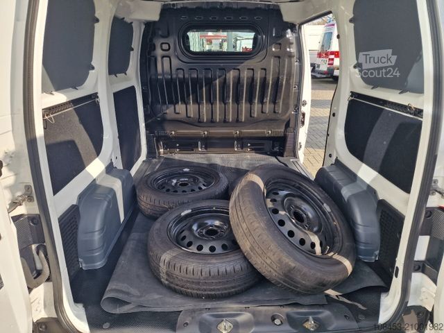 Fourgon tôlé NISSAN NV200 /Evalia Kasten /Klima/1.Hand/Allwr+Sommer