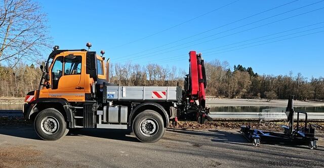 U435, grue amovible et nacelle de travail Unimog U435, absattelbarer Kran u. Arbeitskorb