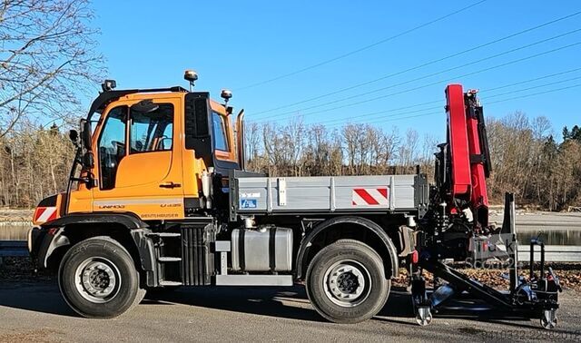 U435, grue amovible et nacelle de travail Unimog U435, absattelbarer Kran u. Arbeitskorb