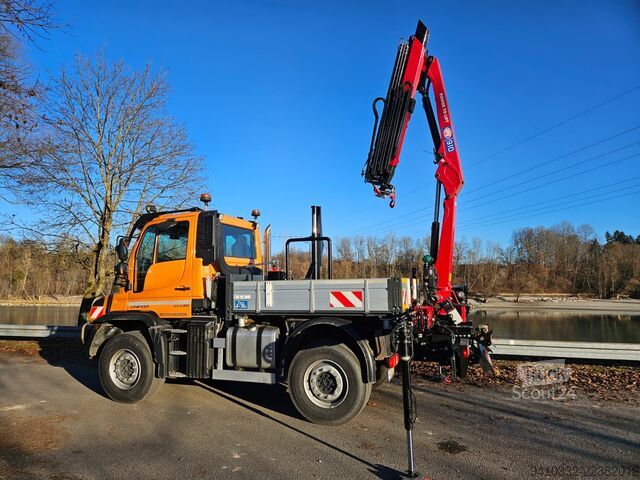 U435, grue amovible et nacelle de travail Unimog U435, absattelbarer Kran u. Arbeitskorb