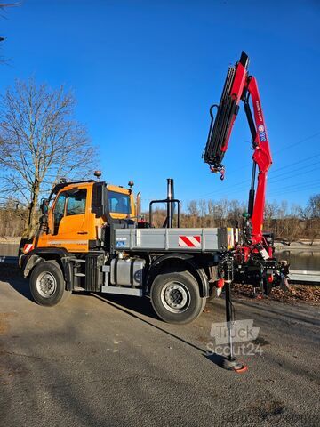 U435, grue amovible et nacelle de travail Unimog U435, absattelbarer Kran u. Arbeitskorb