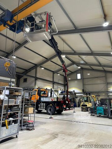 U435, grue amovible et nacelle de travail Unimog U435, absattelbarer Kran u. Arbeitskorb