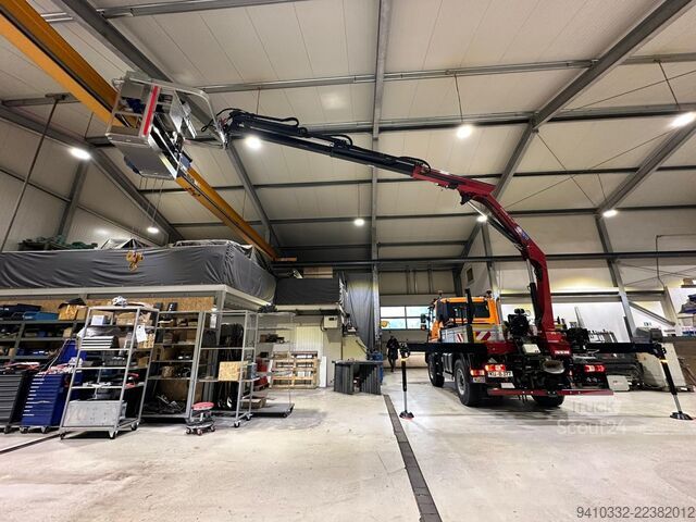U435, grue amovible et nacelle de travail Unimog U435, absattelbarer Kran u. Arbeitskorb
