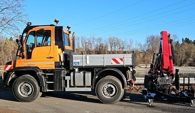 U435, grue amovible et nacelle de travail Unimog U435, absattelbarer Kran u. Arbeitskorb