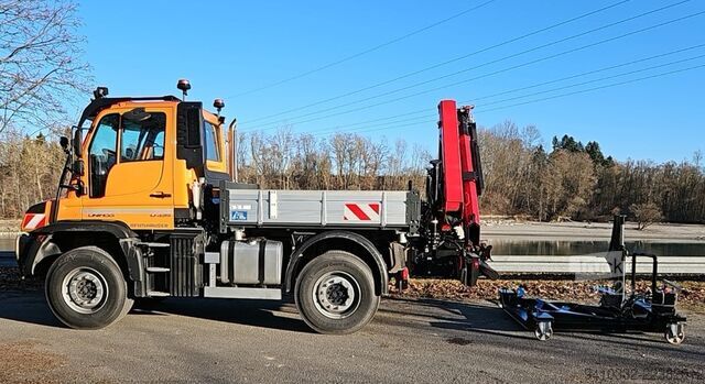 U435, grue amovible et nacelle de travail Unimog U435, absattelbarer Kran u. Arbeitskorb