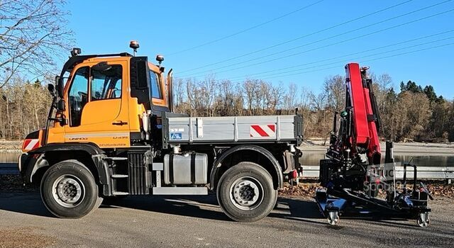 U435, grue amovible et nacelle de travail Unimog U435, absattelbarer Kran u. Arbeitskorb
