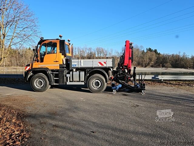 U435, grue amovible et nacelle de travail Unimog U435, absattelbarer Kran u. Arbeitskorb