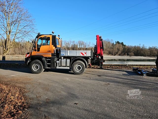 U435, grue amovible et nacelle de travail Unimog U435, absattelbarer Kran u. Arbeitskorb