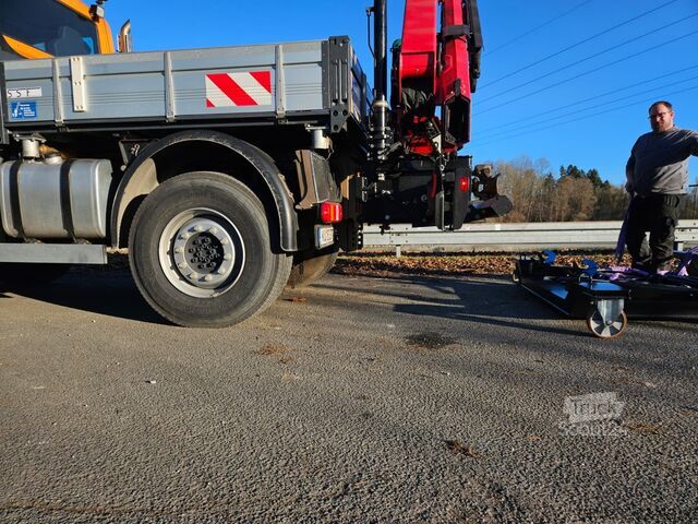 U435, grue amovible et nacelle de travail Unimog U435, absattelbarer Kran u. Arbeitskorb