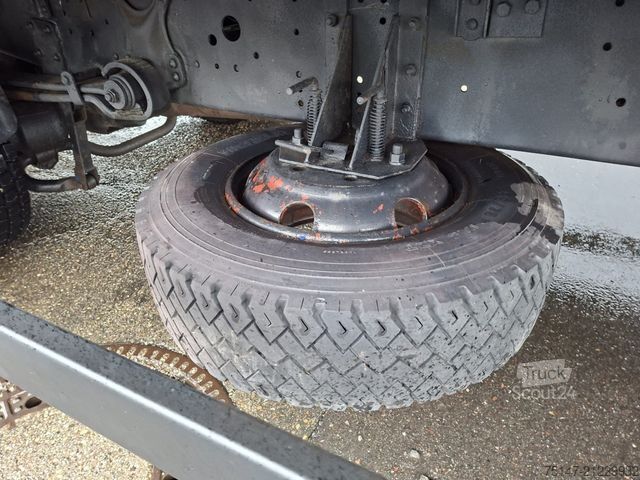 Gyvulių vežėjas MERCEDES-BENZ 817 L 4 Pferde Laderampe 3-Sitzer AHK