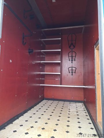 Gyvulių vežėjas MERCEDES-BENZ 817 L 4 Pferde Laderampe 3-Sitzer AHK