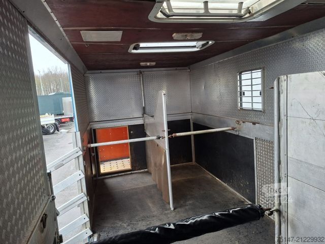 Gyvulių vežėjas MERCEDES-BENZ 817 L 4 Pferde Laderampe 3-Sitzer AHK