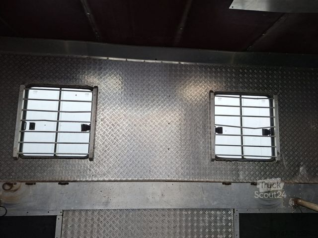 Gyvulių vežėjas MERCEDES-BENZ 817 L 4 Pferde Laderampe 3-Sitzer AHK