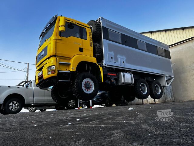 Lakóautó teherautó  