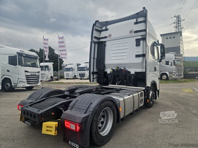Tracteur routier standard Iveco SWAY 460