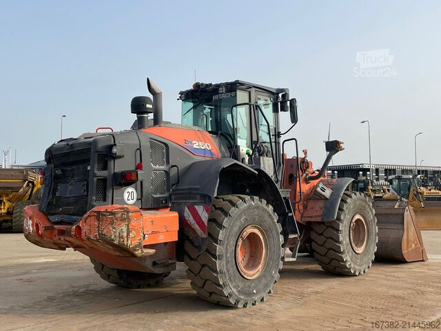 Lader Hitachi ZW250-6