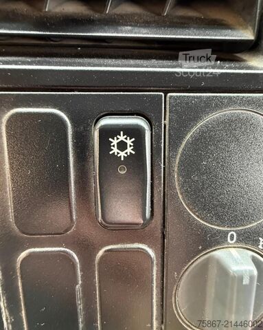 Düz kasa kamyon Mercedes-Benz Atego 1828