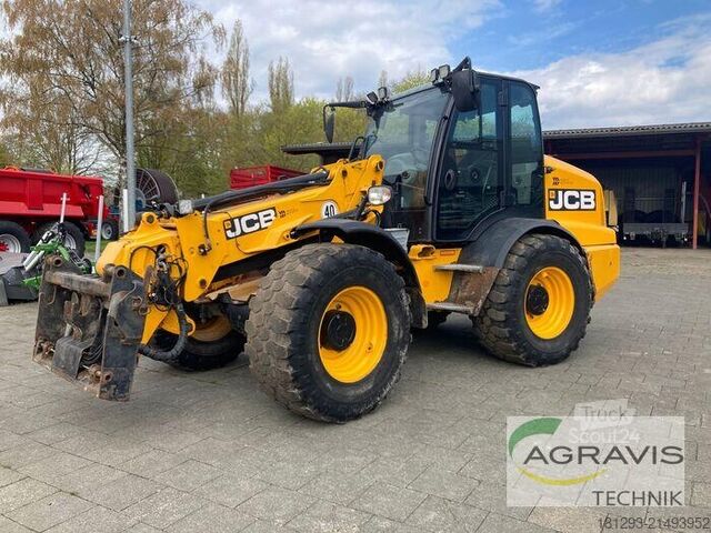 Dvorni utovarivač JCB TM 320 S AGRI