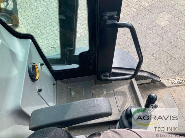 Dvorni utovarivač JCB TM 320 S AGRI