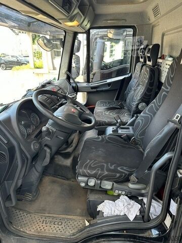 Vrachtwagen met bakwagen Iveco 80E