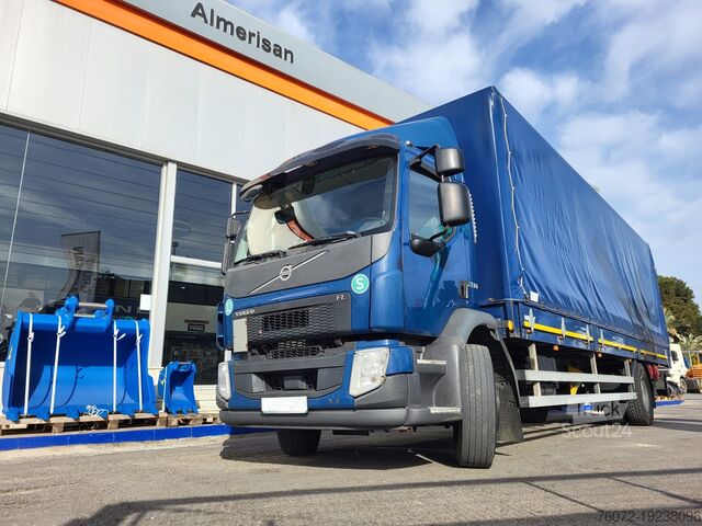 Nákladní automobil s plošinou a plachtou Volvo FL280