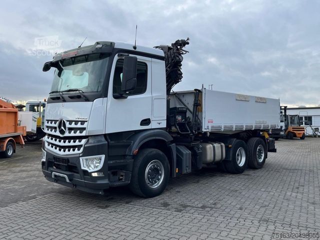 Τρίπλευρο ανατρεπόμενο φορτηγό MERCEDES-BENZ Arocs 2543 L 3-Achs Kipper Kran Hiab 211 5xhydr.