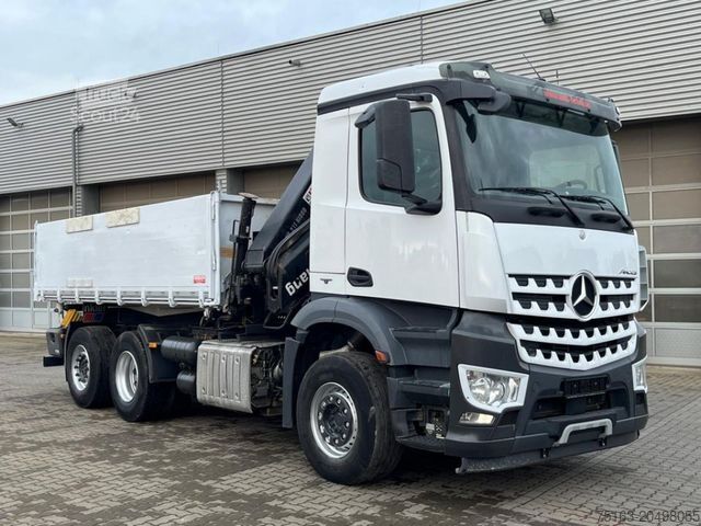 Τρίπλευρο ανατρεπόμενο φορτηγό MERCEDES-BENZ Arocs 2543 L 3-Achs Kipper Kran Hiab 211 5xhydr.