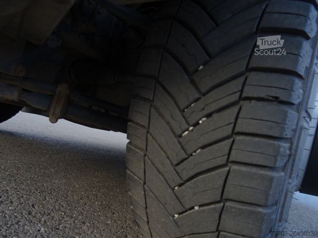 Фургон для напоїв IVECO 72 C 17 Daily*4,2m Schiebeplane li Koffer re*LBW