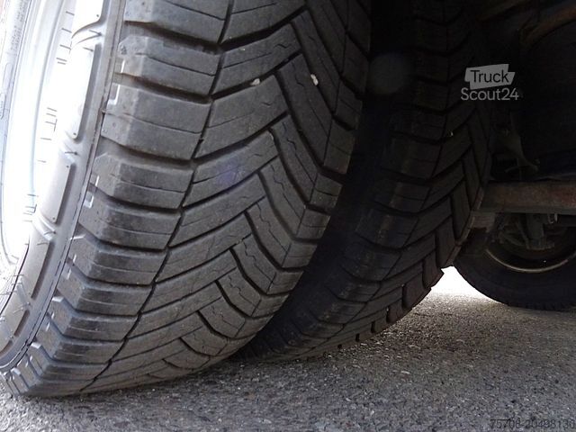 Фургон для напоїв IVECO 72 C 17 Daily*4,2m Schiebeplane li Koffer re*LBW