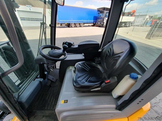 Carretilla elevadora frontal JUNGHEINRICH EFG 215 / Triplex: 4.25m! / SS / nur 3.488h!