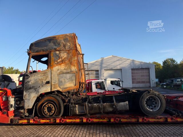 Vakio vetoauto DAF XG + 480 FT Brandschaden