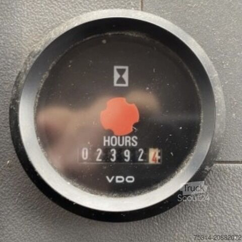 Uz kravas automobiļa uzstādīta darba platforma mercedes-benz Vario 815d Wumag WDT 135