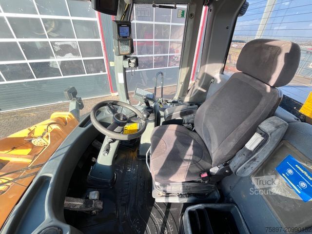 Chargeuse sur pneus LIEBHERR L 566 / 4x4 / Waage