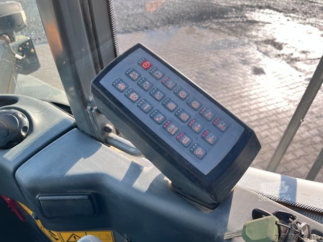 Chargeuse sur pneus LIEBHERR L 566 / 4x4 / Waage