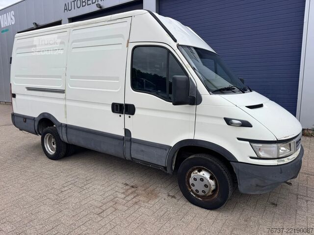 Furgão de painéis Iveco Daily **35C12-2300CC**