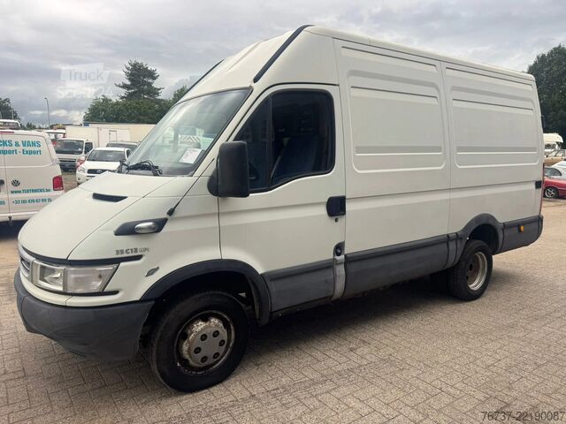 Furgão de painéis Iveco Daily **35C12-2300CC**