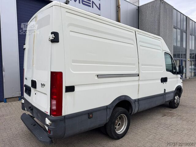 Furgão de painéis Iveco Daily **35C12-2300CC**