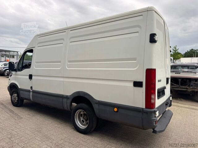 Furgão de painéis Iveco Daily **35C12-2300CC**