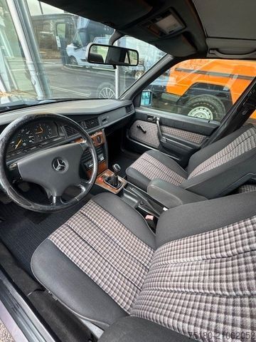 Fourgon MERCEDES-BENZ 190 D Limousine Oldtimer H- Kennzeichen PKW