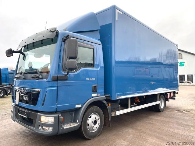 Vrachtwagen met bakwagen MAN TGL 12.220 / 6,10m Junge Koffer / LBW / AHK